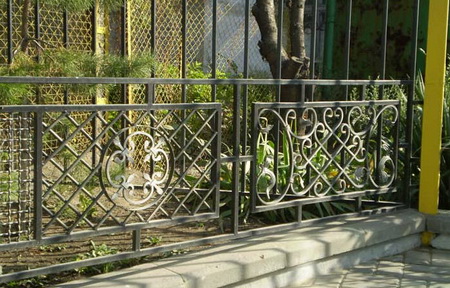 Металлические заборы и ограждения
